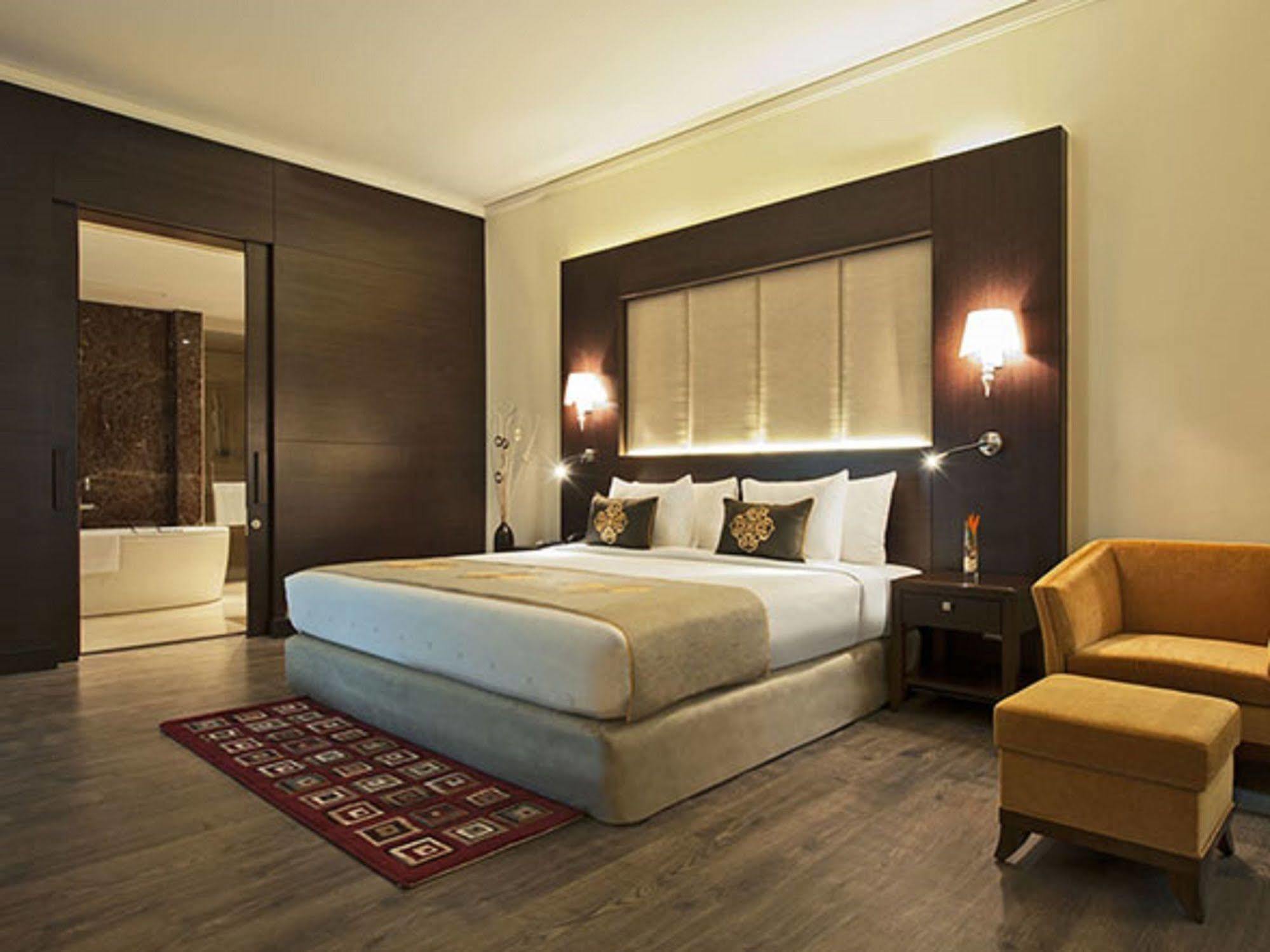 Radisson Blu Plaza Hotel Mysore Luaran gambar A bedroom at the Taj Mahal Palace, Mumbai